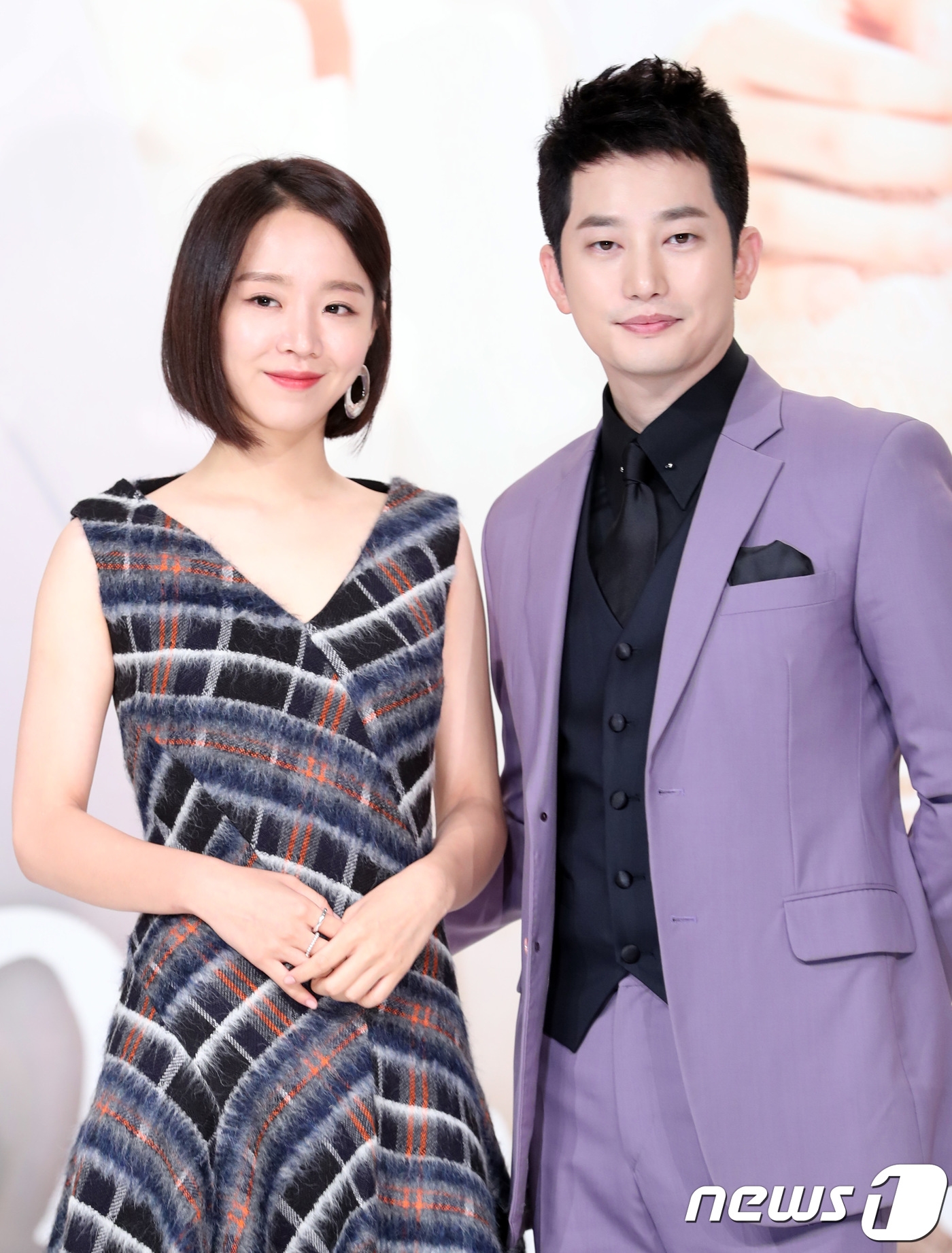 Park Shi Hoo cúi người xin lỗi khán giả 4 năm sau scandal cưỡng dâm