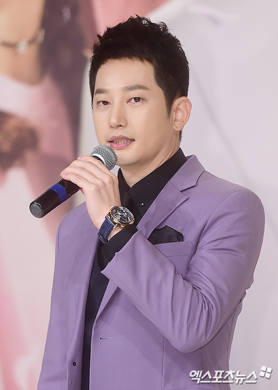 Park Shi Hoo cúi người xin lỗi khán giả 4 năm sau scandal cưỡng dâm