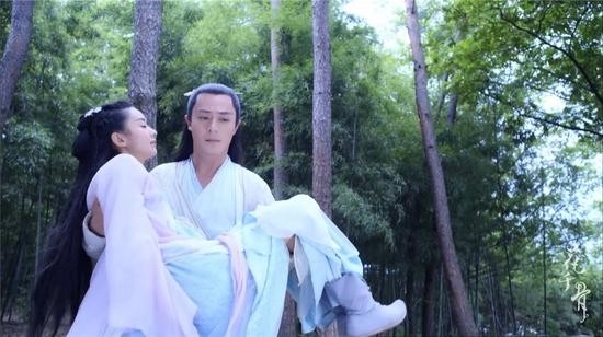 Các màn 'bế công chúa' từ phim ra đời thực khiến fan vỡ mộng cười ngất