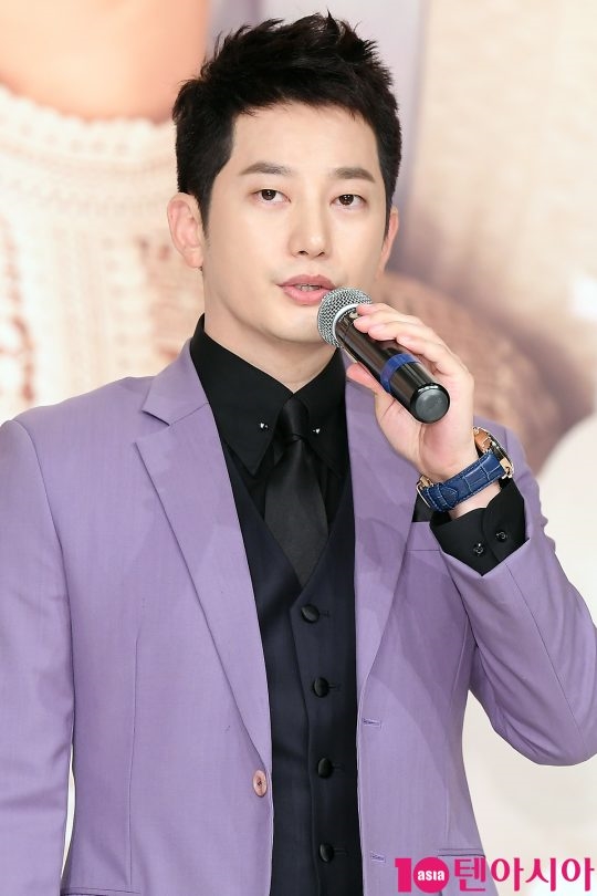 Park Shi Hoo cúi người xin lỗi khán giả 4 năm sau scandal cưỡng dâm