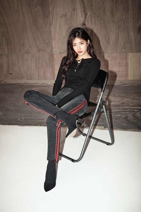 Yoona và Suzy cùng khoe chân dài dáng chuẩn trên tạp chí mới