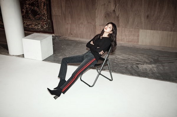 Yoona và Suzy cùng khoe chân dài dáng chuẩn trên tạp chí mới