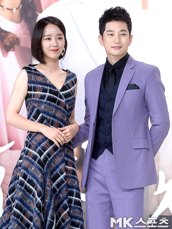 Park Shi Hoo cúi người xin lỗi khán giả 4 năm sau scandal cưỡng dâm