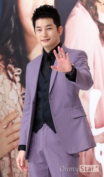 Park Shi Hoo cúi người xin lỗi khán giả 4 năm sau scandal cưỡng dâm