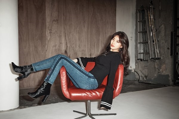 Yoona và Suzy cùng khoe chân dài dáng chuẩn trên tạp chí mới