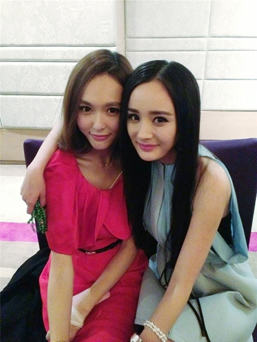 Còn đây là khi DƯơng Mịch chụp ảnh cùng Đường Yên. Bạn có thể so sánh ai xinh đẹp hơn ai được không?