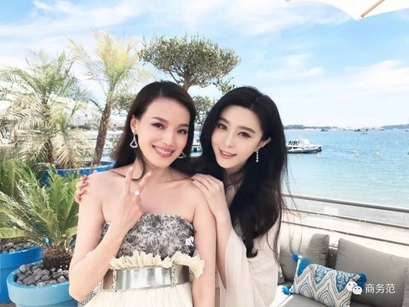 Phạm Băng Băng và Thư Kỳ cùng lần xuất hiện hiếm hoi cùng nhau trong một tấm ảnh. Và người hâm mộ phải "ồ" lên rằng, 2 nhan sắc này chẳng ai chịu thua kém ai.