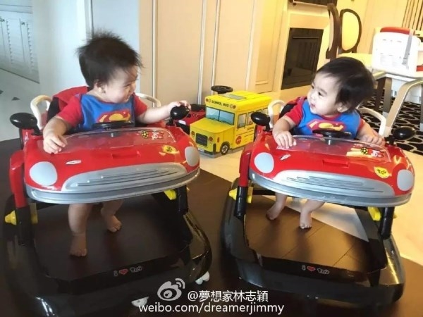 Cặp sinh đôi nhà Lâm Chí Dĩnh khiến fan phát cuồng vì quá đáng yêu