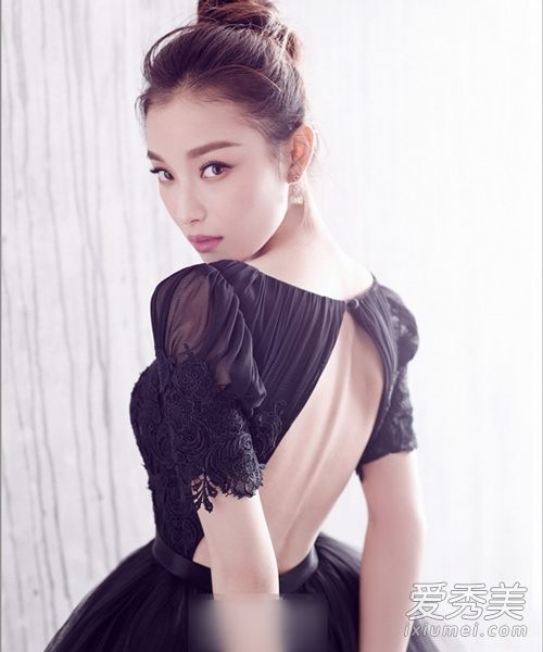Gương mặt trẻ Nghe Ni cũng chẳng chịu ngồi yên.