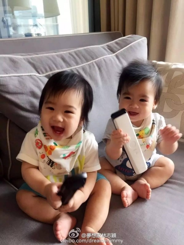 Cặp sinh đôi nhà Lâm Chí Dĩnh khiến fan phát cuồng vì quá đáng yêu
