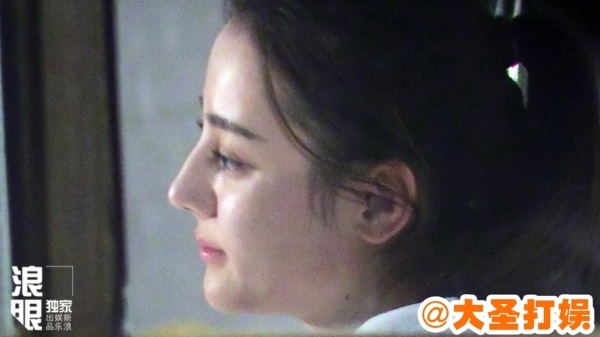 Dù chỉ là ảnh chụp lén nhưng Địch Lệ Nhiệt Ba vẫn đẹp đến nao lòng