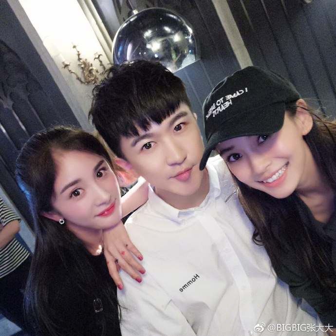 Ngay cả khi AngelaBaby cười, trông 2 nàng vẫn cứ giống giống nhau.