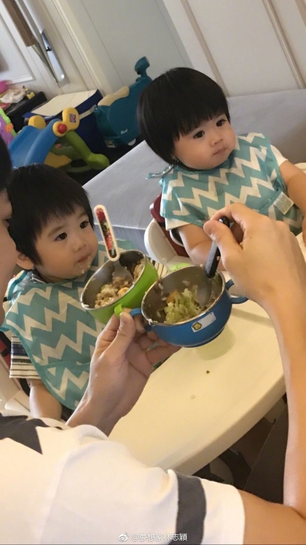 Cặp sinh đôi nhà Lâm Chí Dĩnh khiến fan phát cuồng vì quá đáng yêu