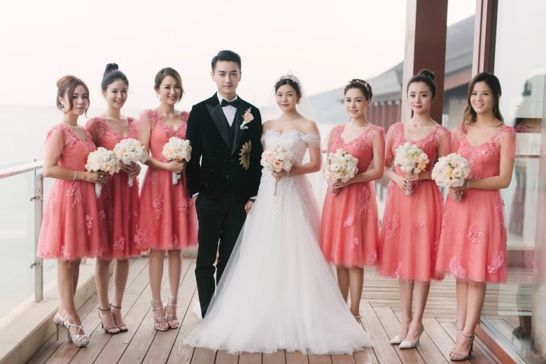 Trần Kiều Ân, Chung Hân Đồng, Hồ Băng Khanh cùng đọ sắc trong đám cưới Trần Nghiêm Hy. Trong trang phục phù dâu, ai cũng đẹp, thậm chí, họ còn bị trêu chọc xinh đẹp lấn át cô dâu.