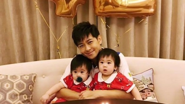 Cặp sinh đôi nhà Lâm Chí Dĩnh khiến fan phát cuồng vì quá đáng yêu