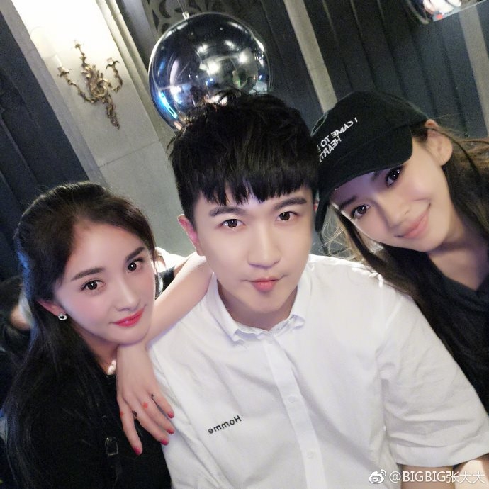 Dương Mịch và AngelaBaby được nhận xét là "chị em song sinh" khi chụp hình cùng nhau, cùng 1 nụ cười, cùng 1 biểu cảm.