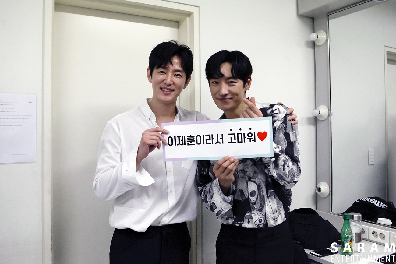 Lee Je Hoon tổ chức fanmeeting kỷ niệm 10 năm vào nghề