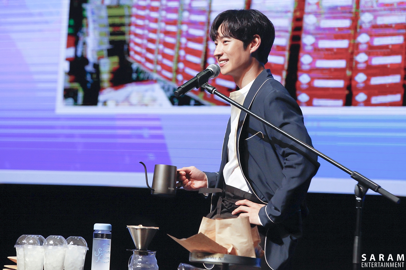 Lee Je Hoon tổ chức fanmeeting kỷ niệm 10 năm vào nghề