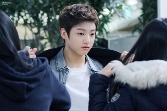 7 idol nam K-pop từ nhỏ đến lớn chưa từng biết xấu trai là gì