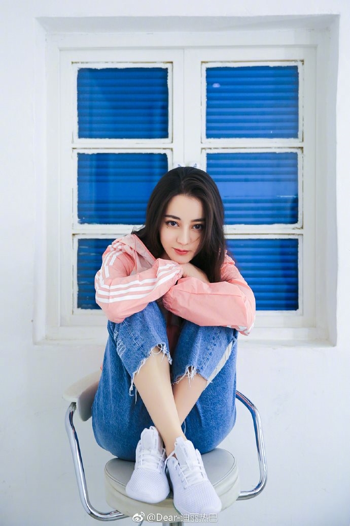 Dù chỉ là ảnh chụp lén nhưng Địch Lệ Nhiệt Ba vẫn đẹp đến nao lòng