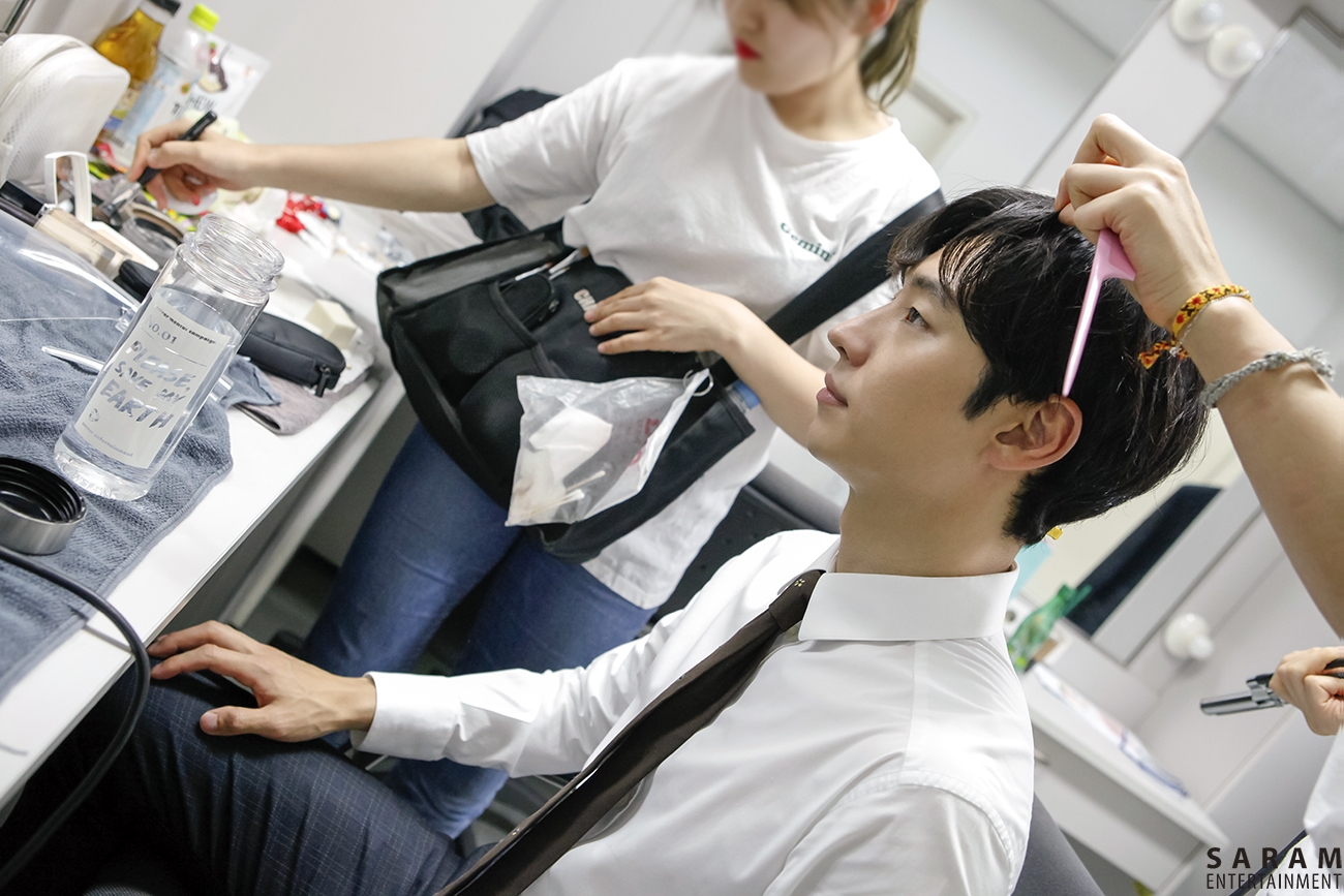 Lee Je Hoon tổ chức fanmeeting kỷ niệm 10 năm vào nghề