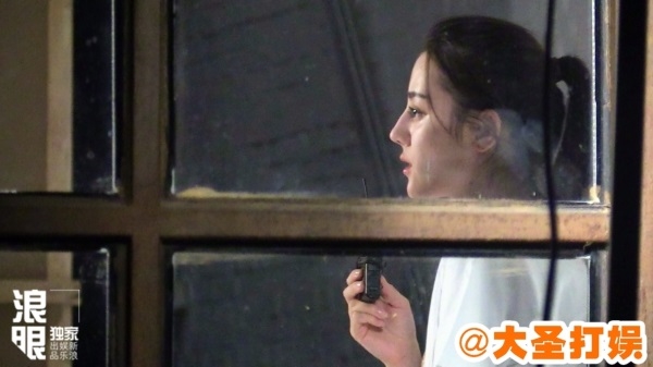 Dù chỉ là ảnh chụp lén nhưng Địch Lệ Nhiệt Ba vẫn đẹp đến nao lòng