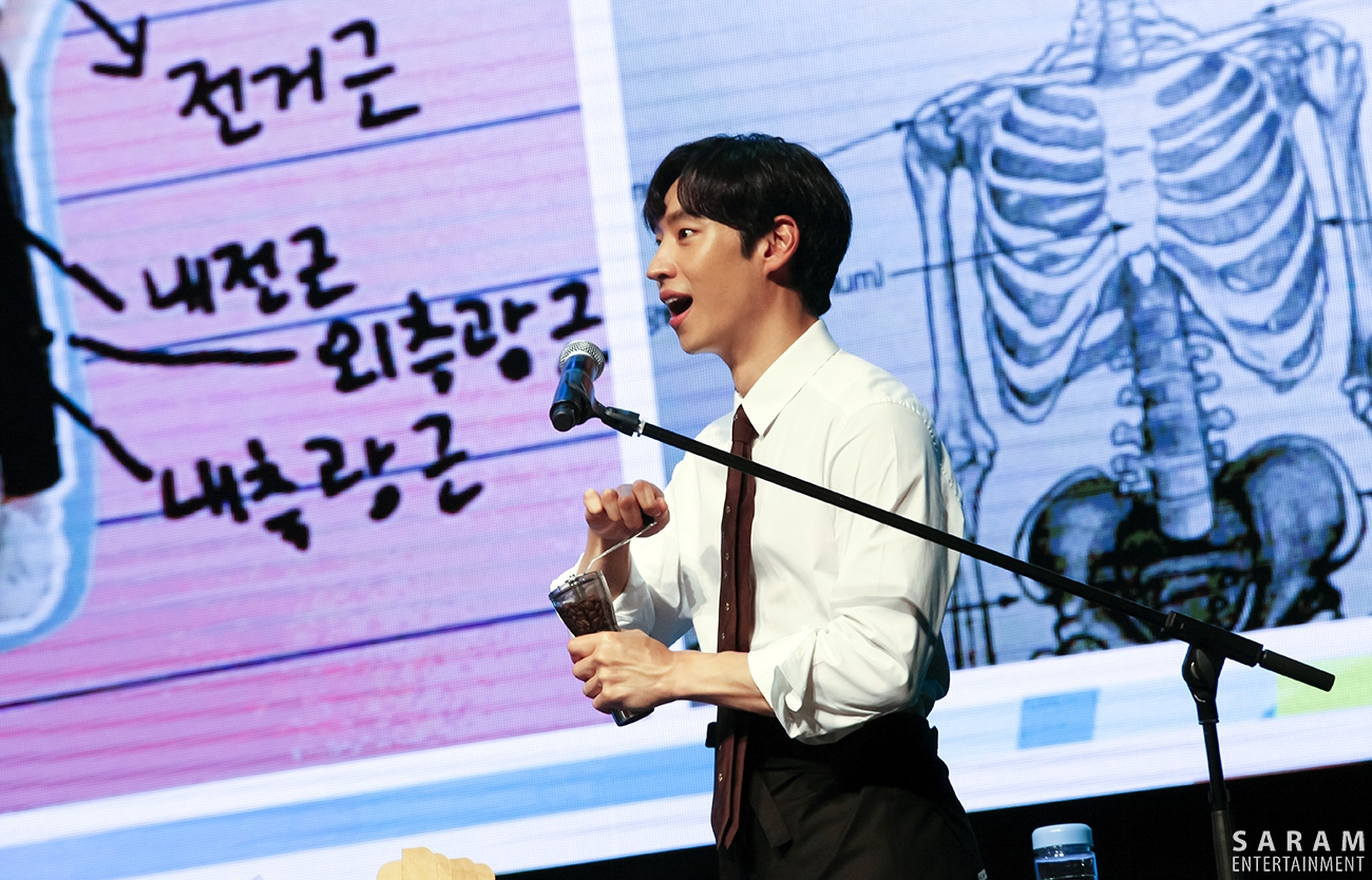 Lee Je Hoon tổ chức fanmeeting kỷ niệm 10 năm vào nghề