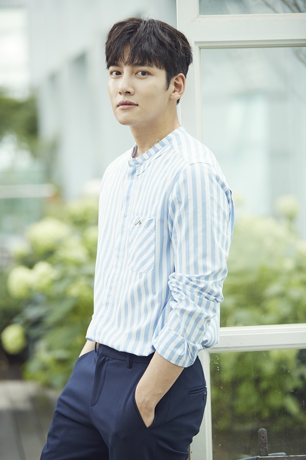 Ji Chang Wook viết thư tay gửi fan từ trong doanh trại quân đội
