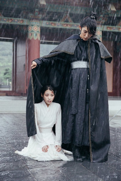 Từng ném đá tơi bời IU, giờ khán giả lại đòi Lee Jun Ki và IU tái hợp