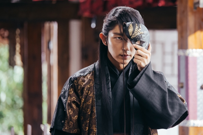 Từng ném đá tơi bời IU, giờ khán giả lại đòi Lee Jun Ki và IU tái hợp