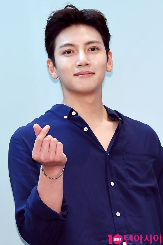 Ji Chang Wook viết thư tay gửi fan từ trong doanh trại quân đội