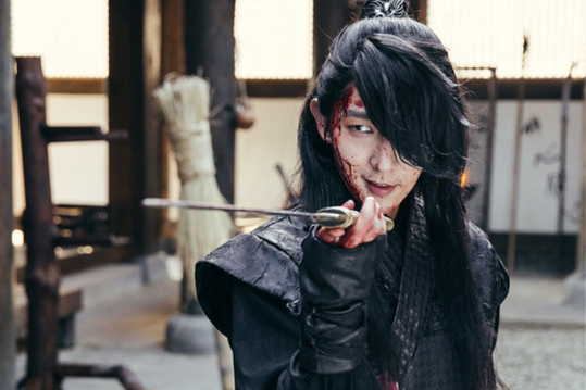 Từng ném đá tơi bời IU, giờ khán giả lại đòi Lee Jun Ki và IU tái hợp