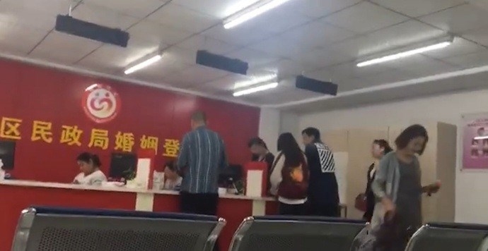 Dĩnh Nhi và Phó Tân Bác đi đăng ký kết hôn sau tin đồn mang thai