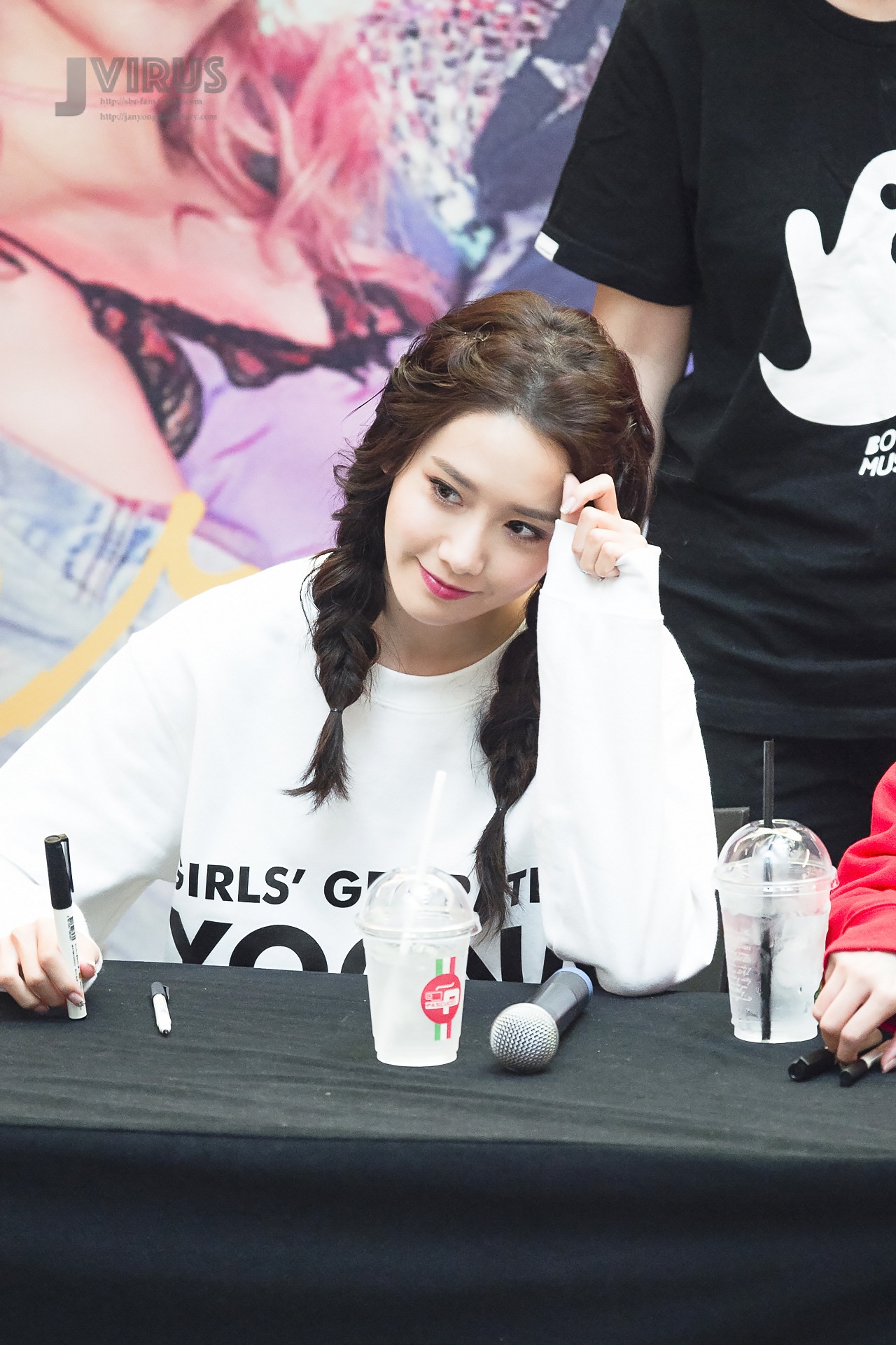 Yoona ngày càng bộc lộ phong thái nữ thần với loạt ảnh 2017