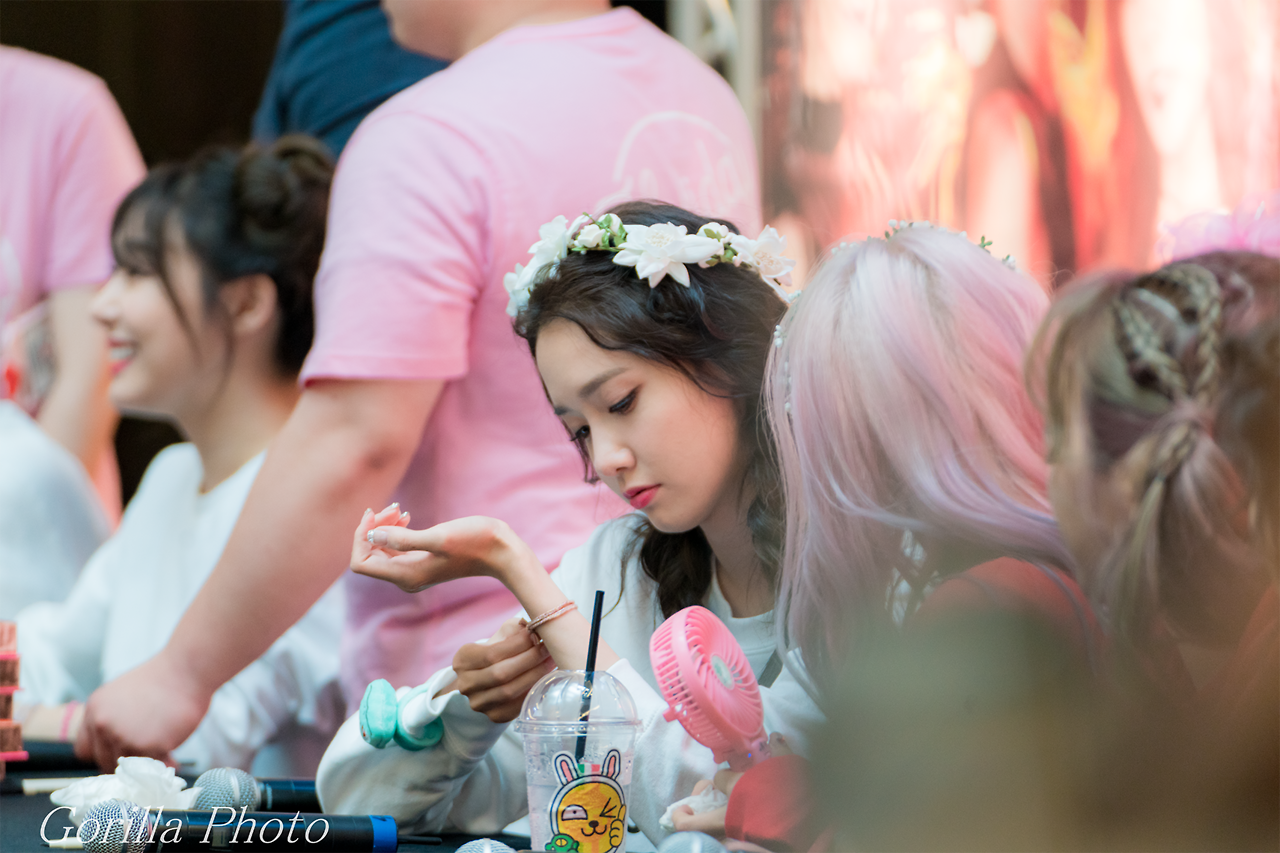 Yoona ngày càng bộc lộ phong thái nữ thần với loạt ảnh 2017