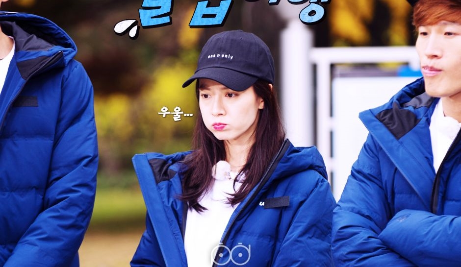 'Mợ ngố' Song Ji Hyo bất ngờ khoe mình táo bạo trên tạp chí