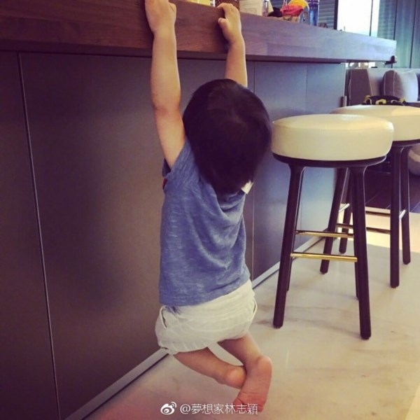 Lâm Chí Dĩnh bối rỗi vì cặp sinh đôi hóa thân thành 'soái ca thể thao'