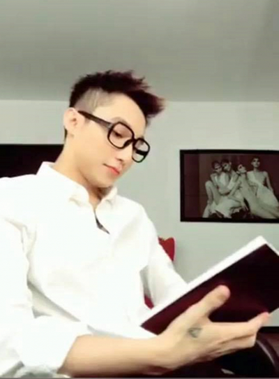 Sơn Tùng dễ thương trong hình tượng đơn giản giống như một nam sinh.