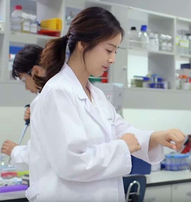 Kim Tae Hee bầu bí vượt mặt vẫn xinh đẹp rạng ngời chụp ảnh quảng cáo
