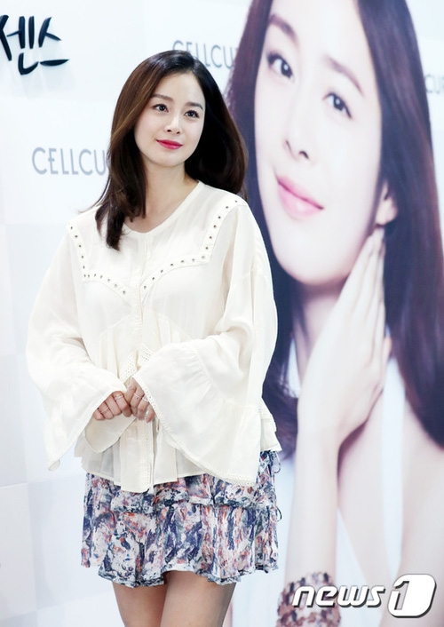 Kim Tae Hee bầu bí vượt mặt vẫn xinh đẹp rạng ngời chụp ảnh quảng cáo
