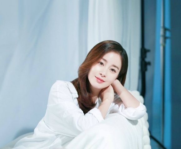 Kim Tae Hee bầu bí vượt mặt vẫn xinh đẹp rạng ngời chụp ảnh quảng cáo