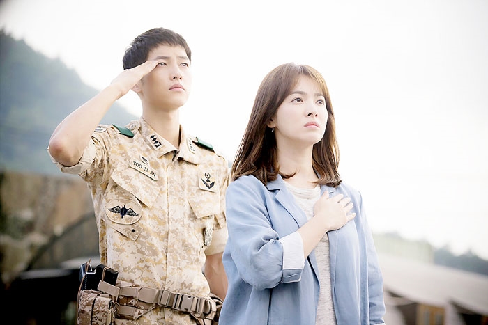 Thậm chí trong bộ phim Hậu duệ mặt trời, dù đóng với Song Jong Ki kém 2 tuổi nhưng Hye Kyo không hề bị lép vế.