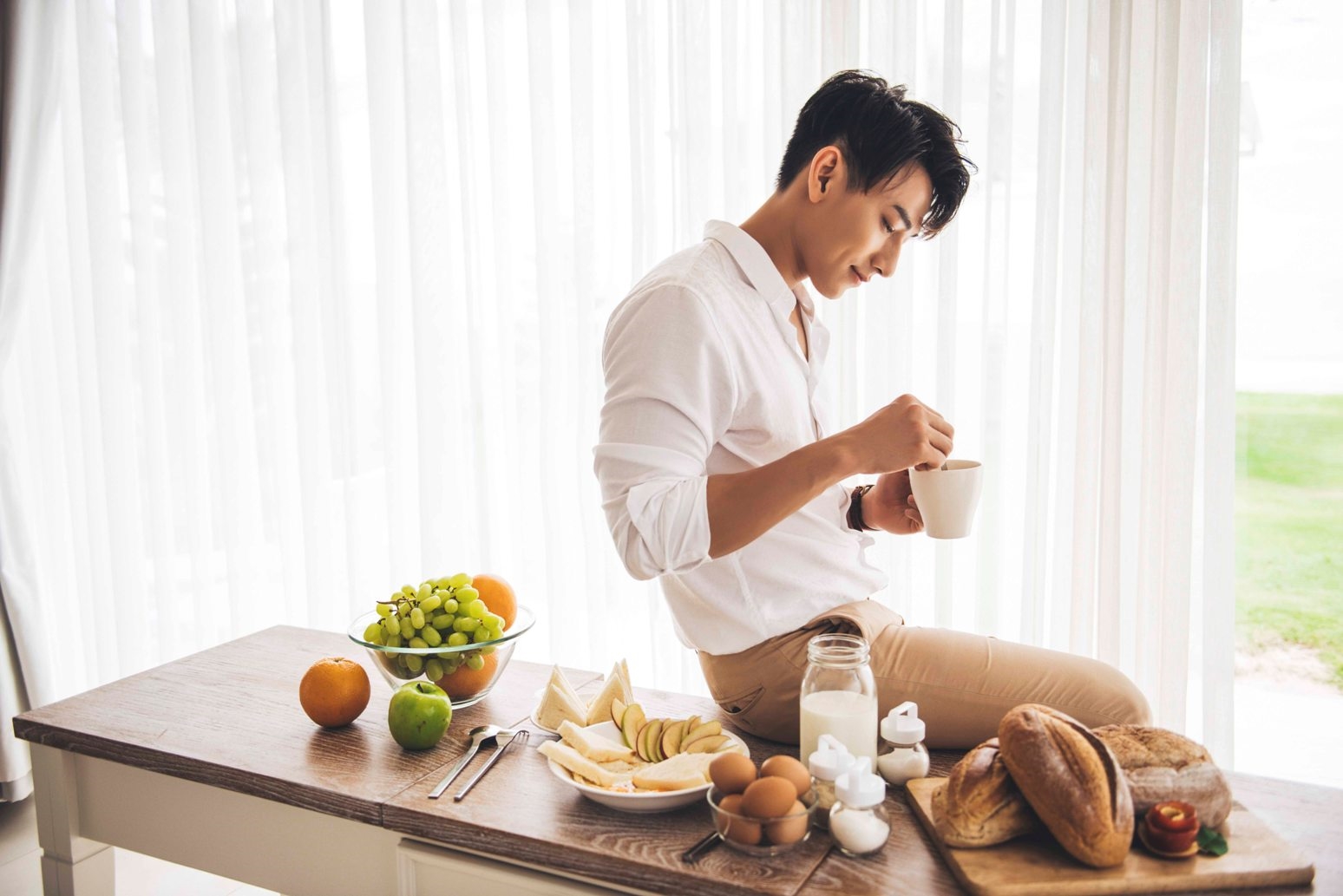 Soái ca Issac mỗi lần mặc sơ mi trắng lại đốn tim chị em với hình ảnh không chỉ đẹp trai mà còn dễ thương, lãng mạn vô cùng