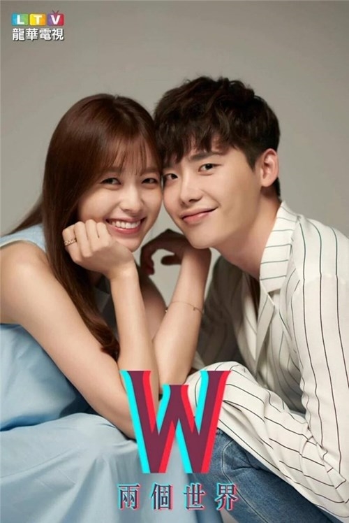 Năm 2016, "Two Worlds" đánh dấu sự trở lại màn ảnh nhỏ sau nhiều năm của Han Hyo Joo. Nhìn ảnh có ai biết được nữ diễn viên lớn hơn Lee Jong Suk 3 tuổi.