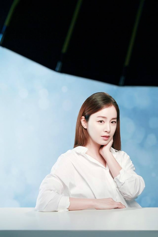 Kim Tae Hee bầu bí vượt mặt vẫn xinh đẹp rạng ngời chụp ảnh quảng cáo