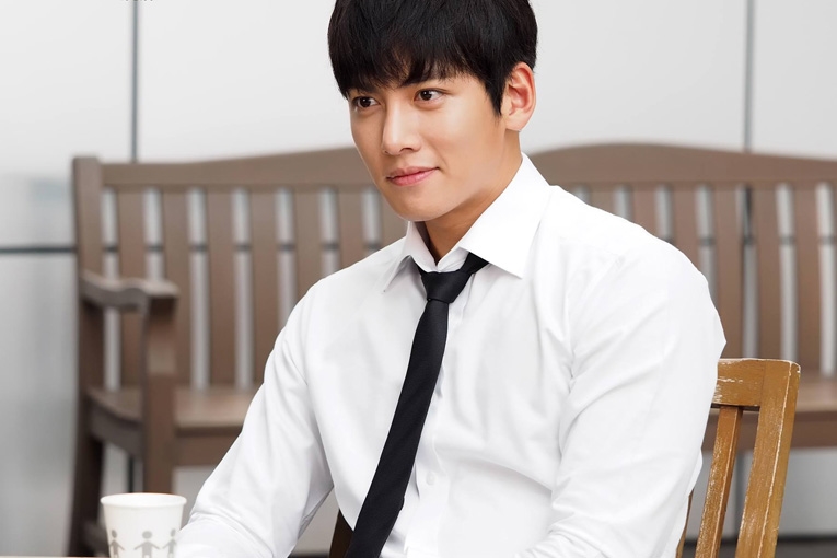 Hết chuyện để làm, dân mạng “tố” Ji Chang Wook phẫu thuật thẩm mỹ