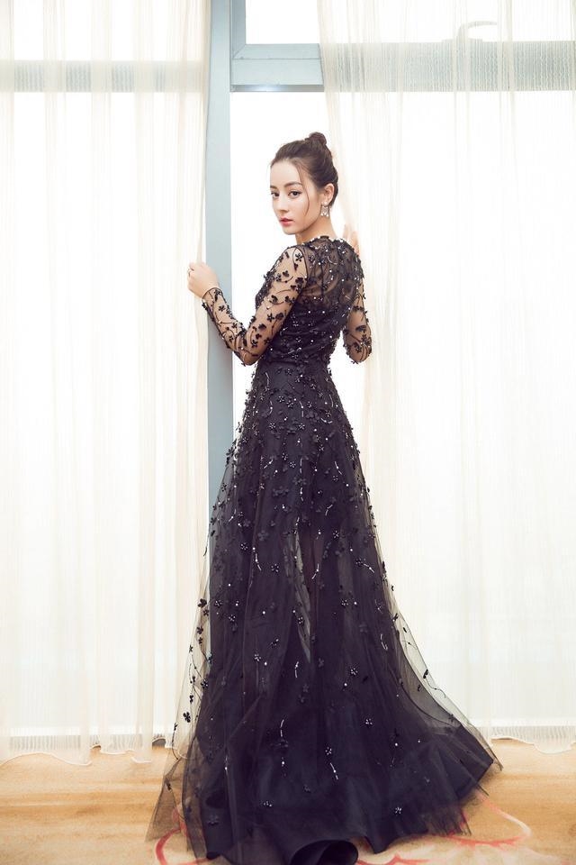 Mỹ nhân Hoa ngữ 'mỗi người một vẻ' khi diện đầm đen huyền bí