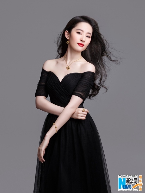 Mỹ nhân Hoa ngữ 'mỗi người một vẻ' khi diện đầm đen huyền bí