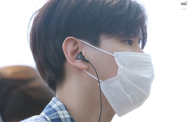 “Thât tình cờ và thật bất ngờ”, Baekhyun cũng vừa đeo một chiếc tai nghe tương tự tại sân bay Incheon chỉ trước đó 1 ngày (1/9).