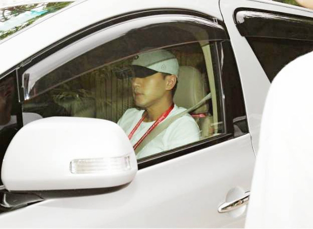 Ông bố 'đảm việc nhà' Lưu Khải Uy đưa con nhập học